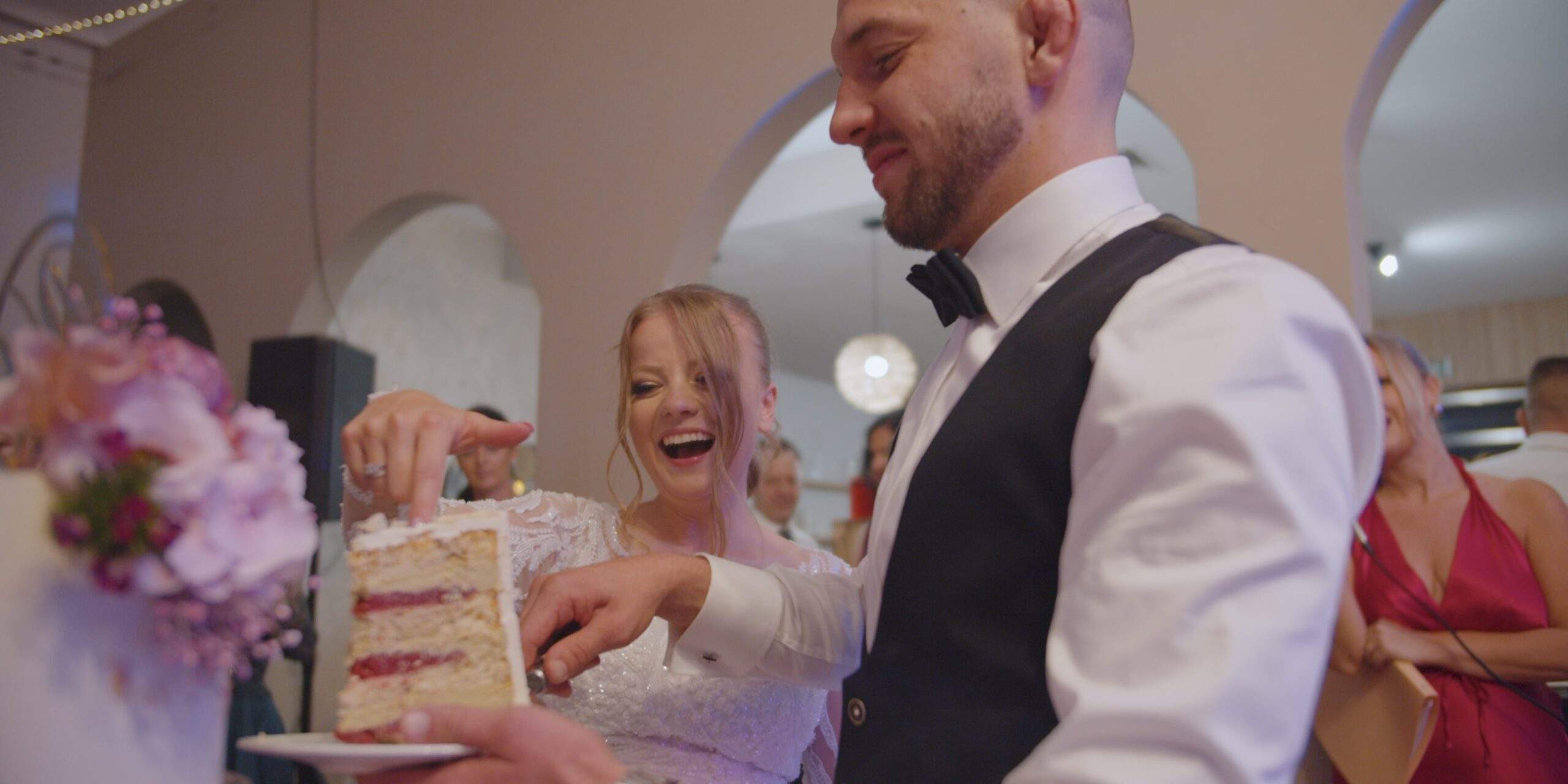 Nevesta a ženích spoločne krájajú svadobnú tortu – radostný moment zo svadby
