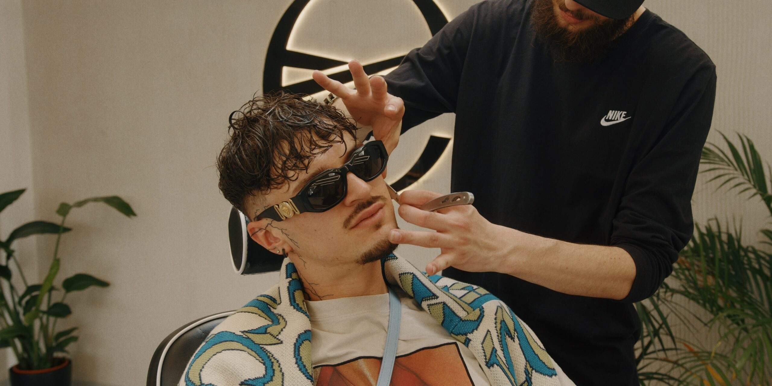 Úprava brady v modernom barber salóne – profesionálny holič v akcii