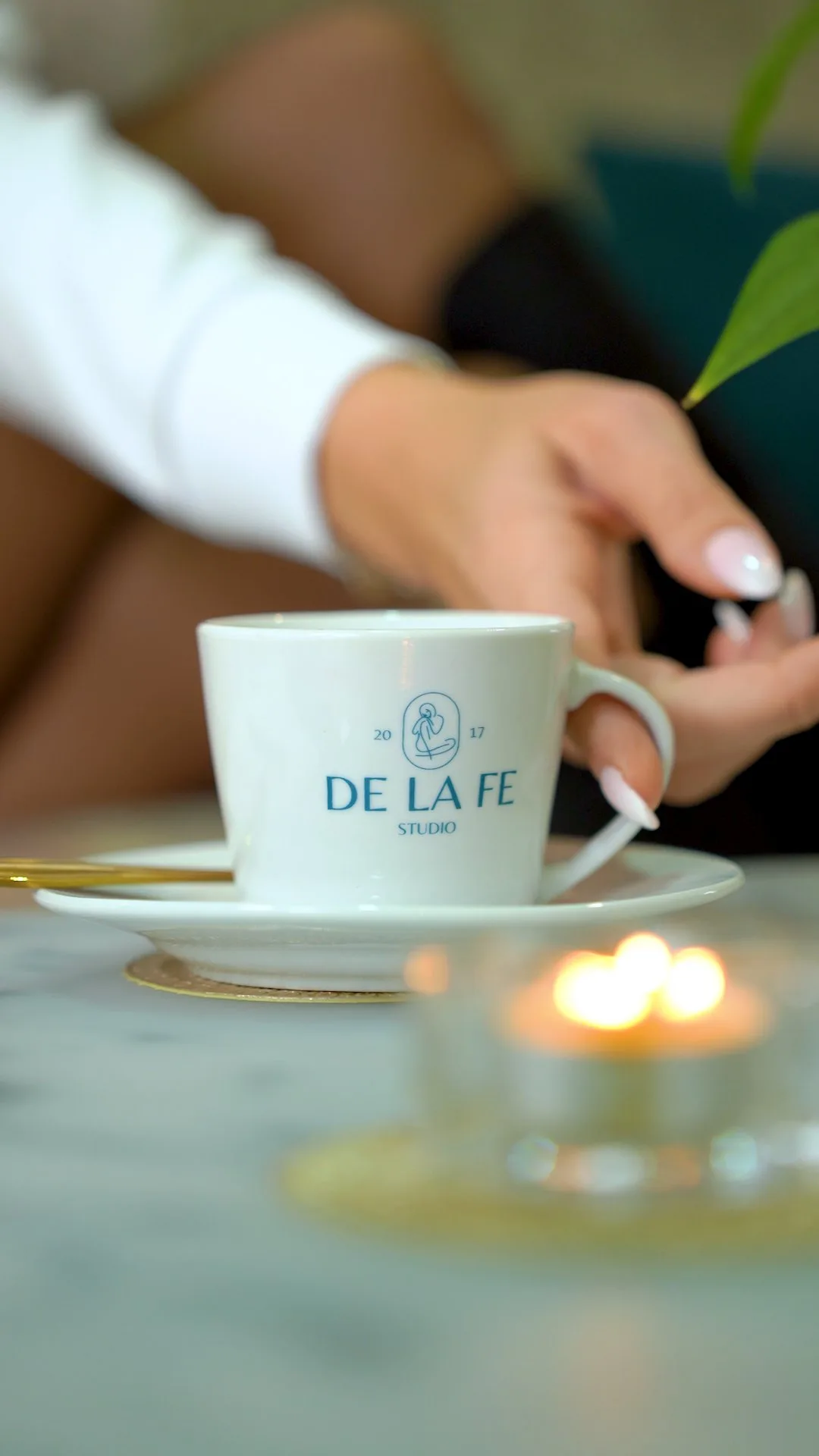 Šálka s logom De La Fe Studio