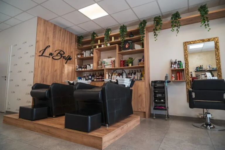 Interiér kaderníckeho salónu La Bella s umývacími boxmi