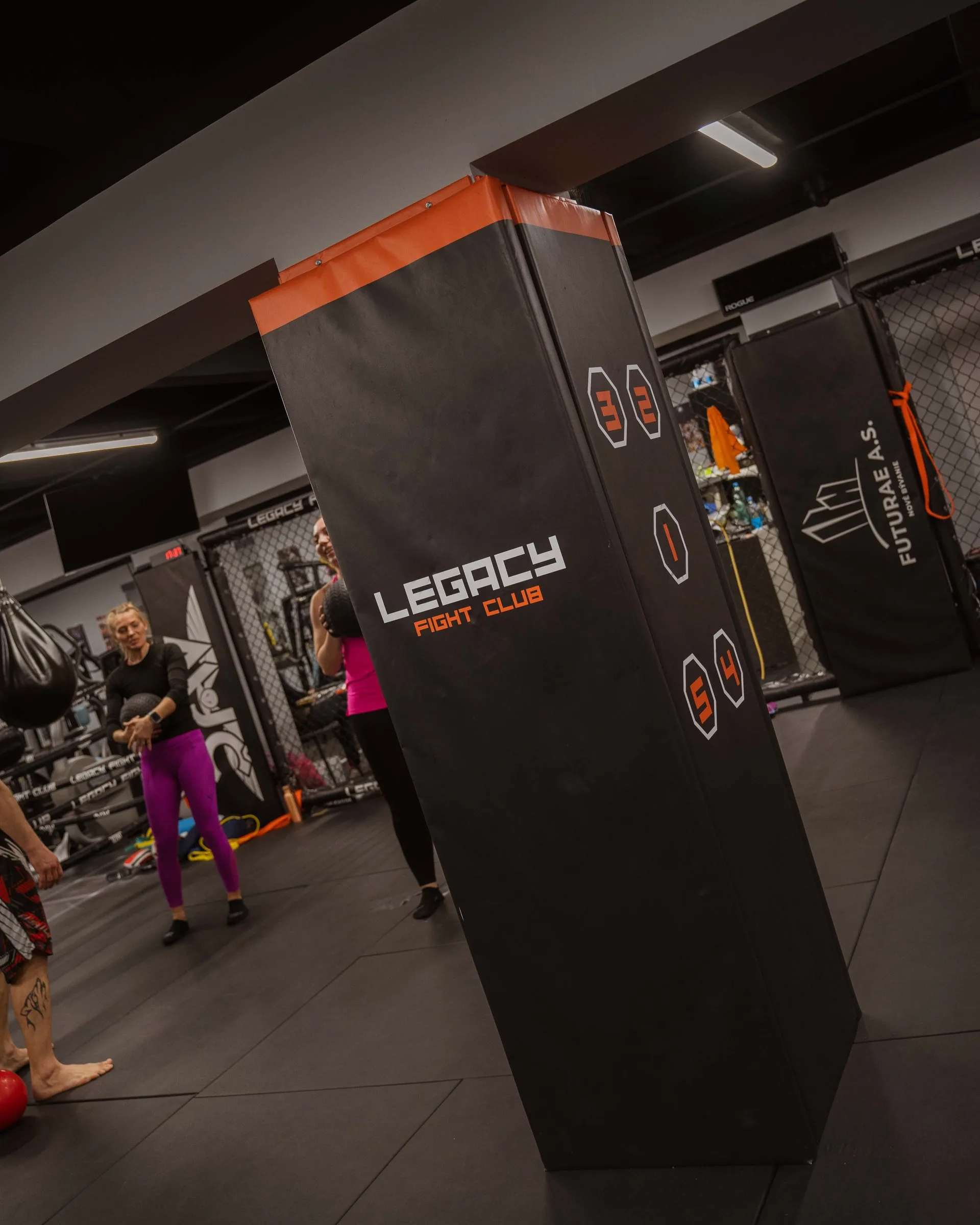 Stena s logom Legacy Fight Club v telocvični
